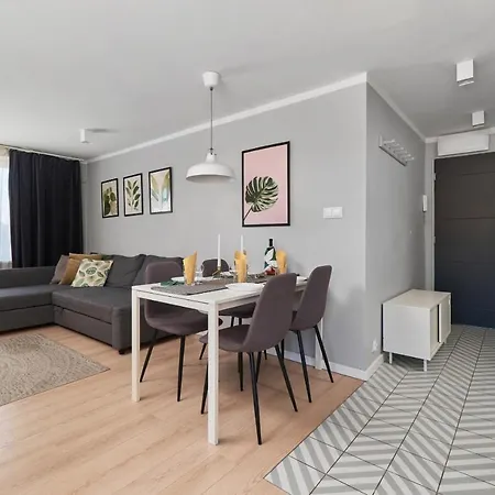 Old Town Kotlarska One-bedroom By Renters Apartment