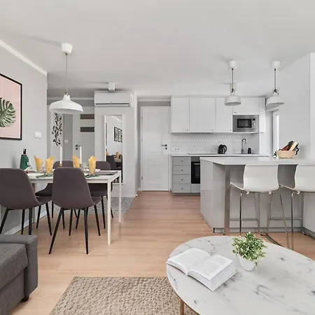 Old Town Kotlarska One-bedroom By Renters *